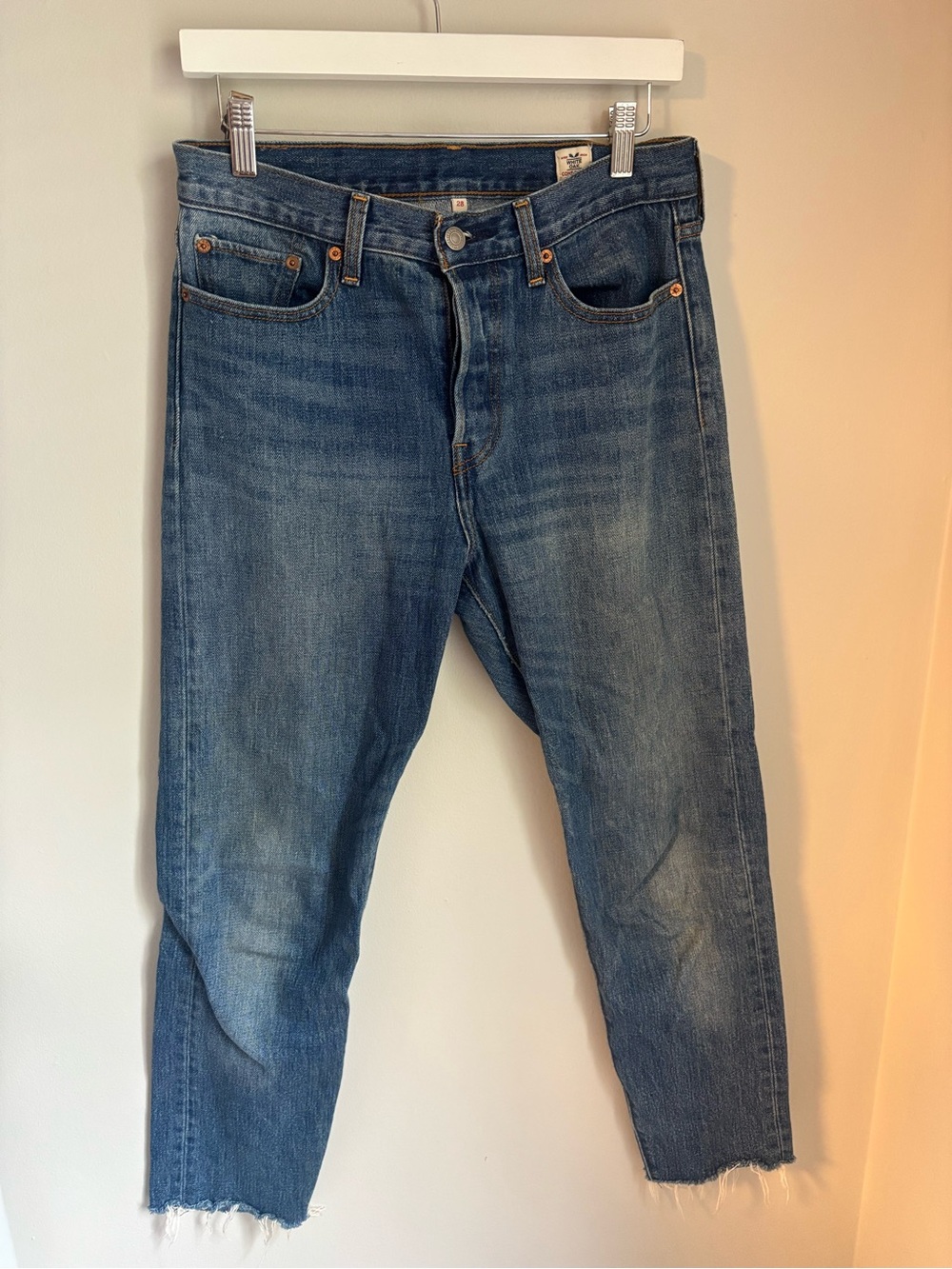 RARE Levi’s White Oak Wedgie Medium Wash Raw Hem Jeans Sz 28